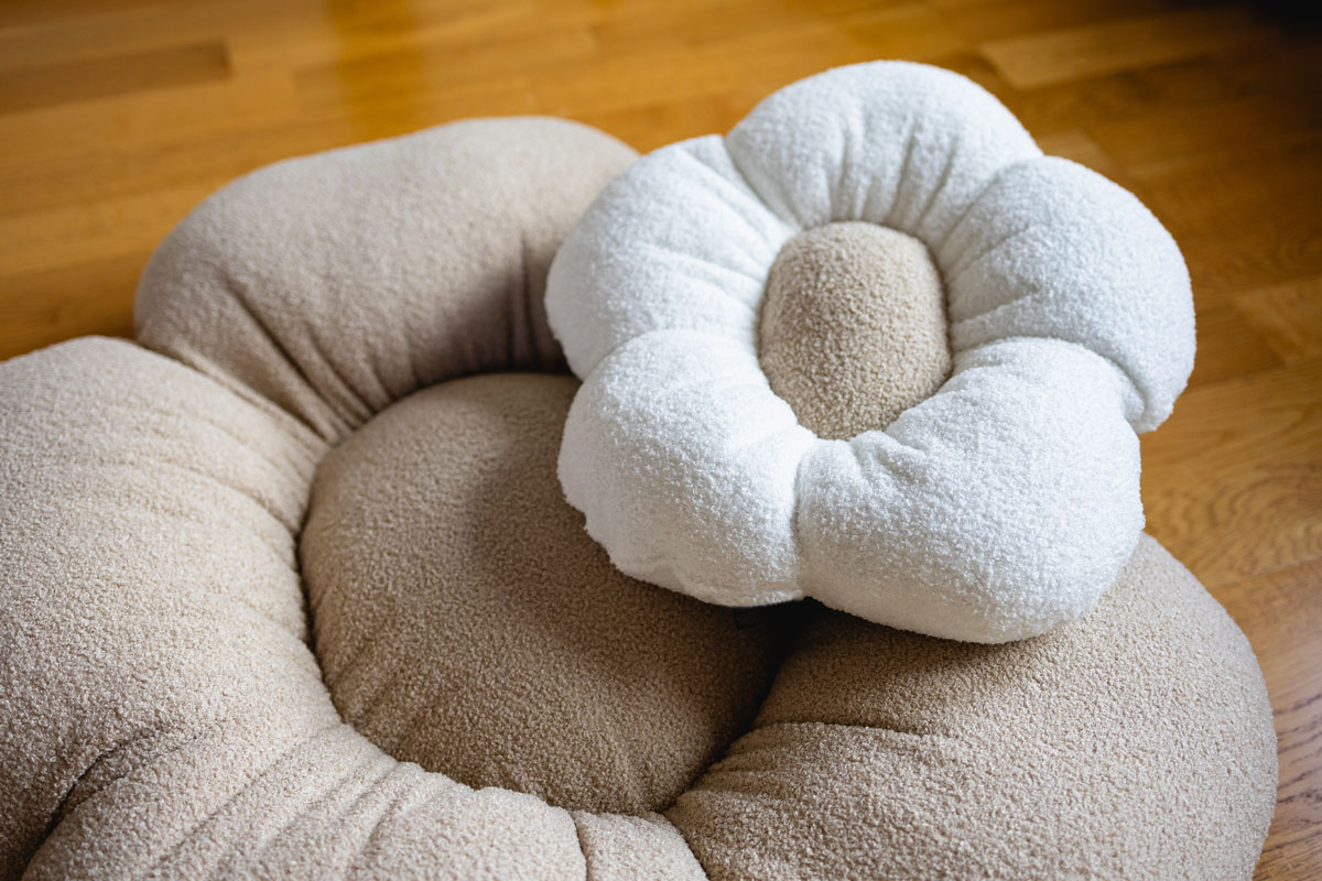 Cojín en Forma de Flor Mia II – Bouclé Blanco con Centro Beige - Imagen 6